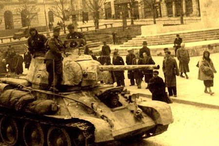 Танк на Центральній площі і зруйновані будинки: як виглядали Чернівці у роки Другої світової війни
